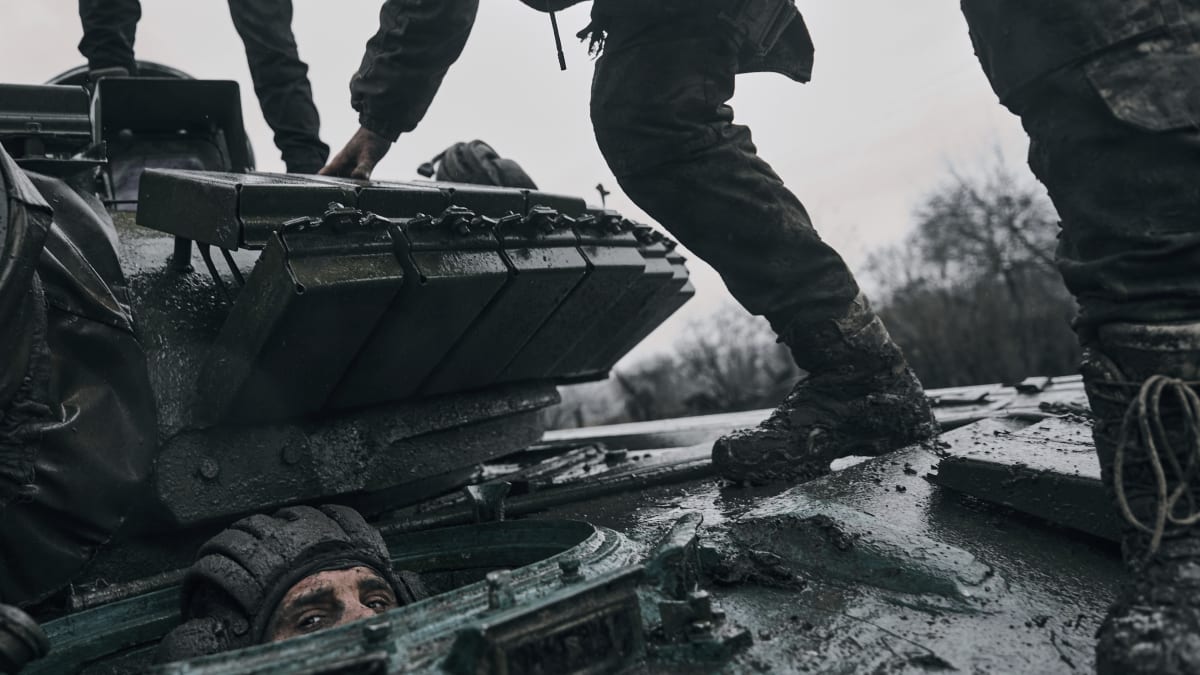 Ukrajinský voják vykukuje z poklopu ukořistěného ruského tanku v Doněcké oblasti