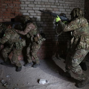 Ukrajinští vojácí trénují v opuštěné budově ve Slovjansku