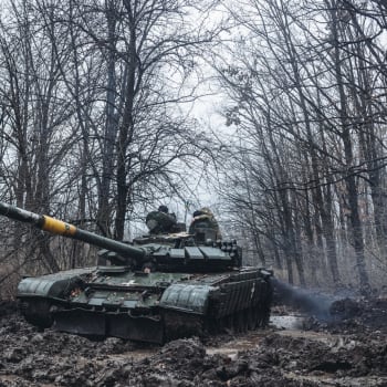 Ukrajinský tank na rozbahněné cestě u frontové linie v Doněcké oblasti