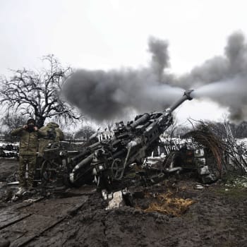 Ukrajinští dělostřelci pálí na ruské pozice v Doněcké oblasti