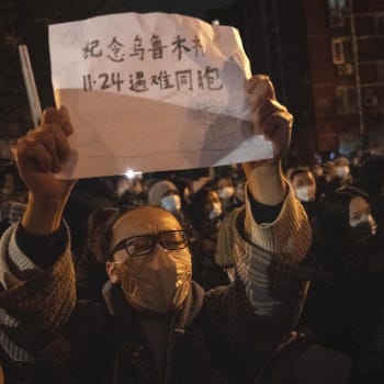Demonstrace v Číně vyvolal požár ve výškovém domě, při kterém zemřelo několik lidí. Dům byl uzavřen kvůli koronaviru, záchranáři se do něj nemohli dostat.