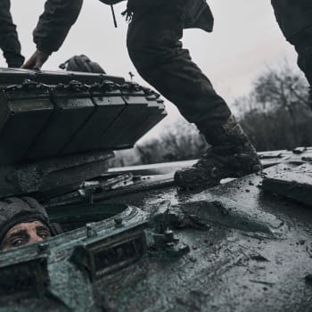 Ukrajinský voják vykukuje z poklopu ukořistěného ruského tanku v Doněcké oblasti
