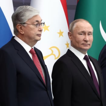 Kazašský prezident Kazym-Žomart Tokajev společně se svým ruským protějškem Vladimirem Putinem (vpravo). Vlevo pak prezident Kyrgyzstánu Sadyr Žaparov.