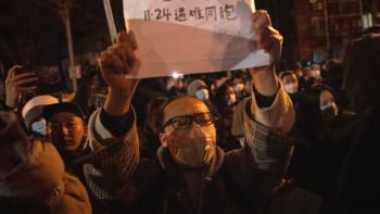 Krvavé protesty v Číně: Demonstranti likvidují barikády, policisté zbili i britského novináře