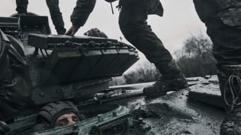 Vojáci v mokré uniformě pomalu umrzají, popsal Zrno. Ukrajinci bojují i s terénem