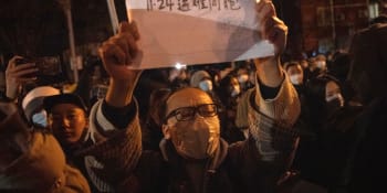 Krvavé protesty v Číně: Demonstranti likvidují barikády, policisté zbili i britského novináře