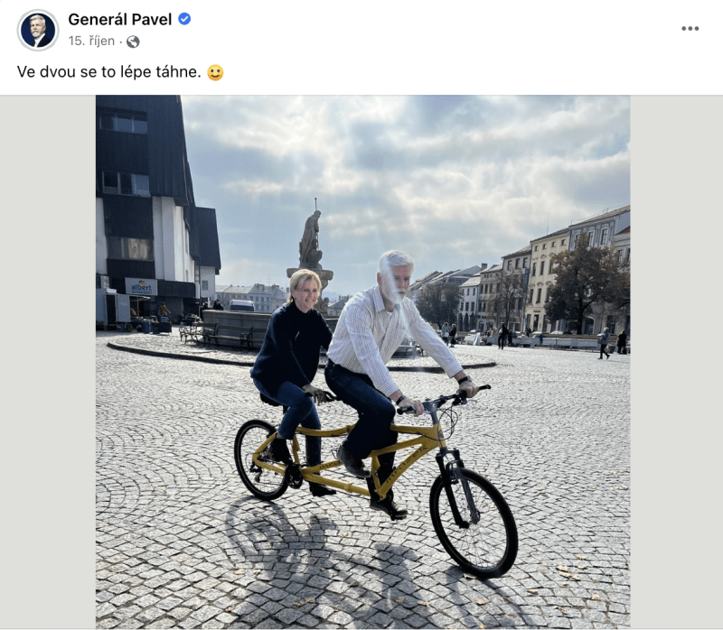 Petr Pavel zveřejnil fotku, jak jede s manželkou na dvojkole.