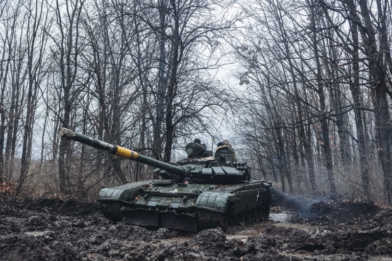 Ukrajinský tank na rozbahněné cestě u frontové linie v Doněcké oblasti