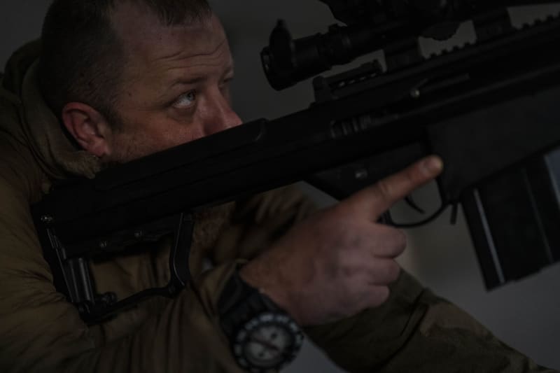 Sniper a velitel ukrajinské jednotky na jihu známý jako Kurt i připravuje svoji zbraň