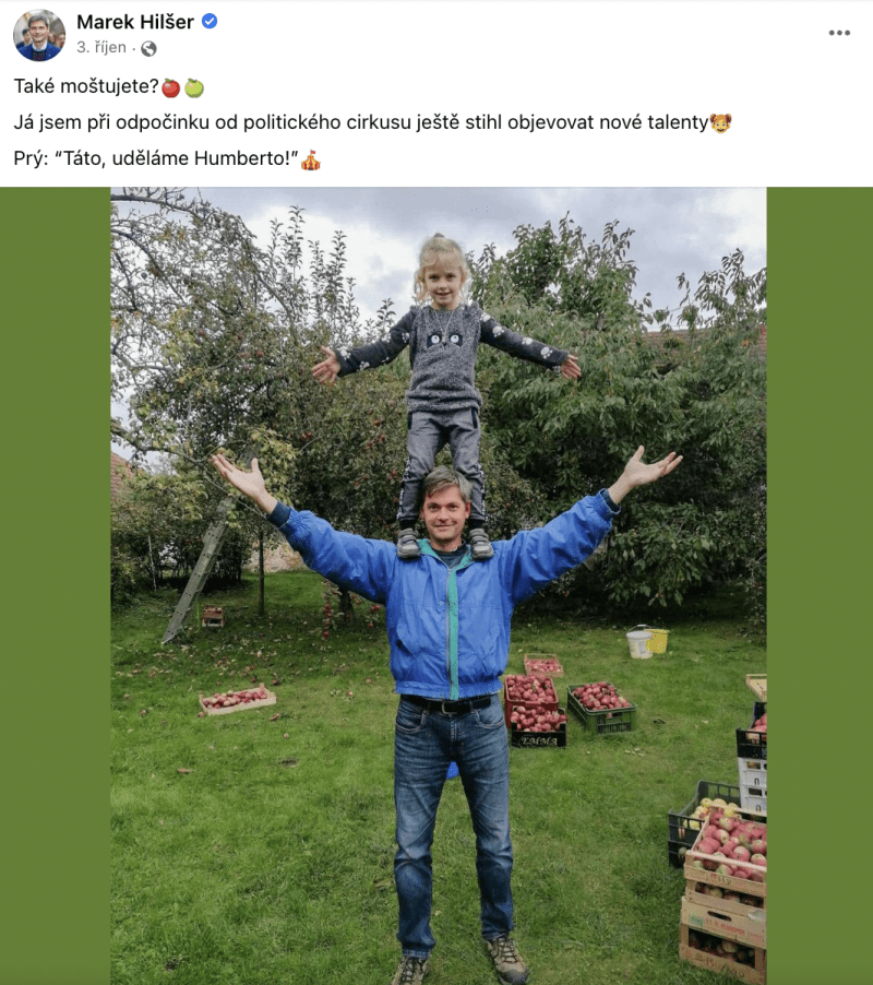 Marek Hilšer zveřejnil fotografii, jak se svou dcerou moštoval.