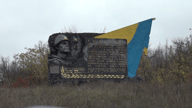 Ukrajinci přebarvili sovětské památníky národními barvami.