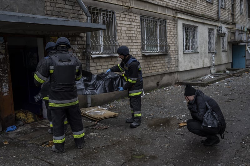 Osmatřicetiletá Lilia Kristenková oplakává svoji matku Natalii, jejíž tělo záchranáři vynášejí z budovy v Chersonu, kterou zasáhla ruská střela.