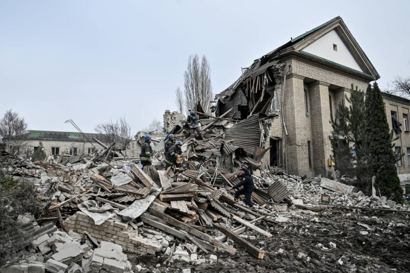 Trosky porodnice po ruském ostřelování města Vilnjansk v Záporožské oblasti