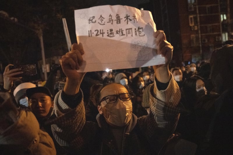 Podzimní demonstrace v Číně vyvolal požár ve výškovém domě, při kterém zemřelo několik lidí. Dům byl uzavřen kvůli koronaviru, záchranáři se do něj nemohli dostat.