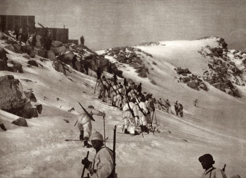 Italské jednotky na lyžích se snaží dostat blíž k rakouským pozicím