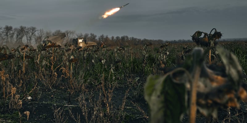 Ukrajinci u Bachmutu pálí na ruské pozice z raketometu Grad