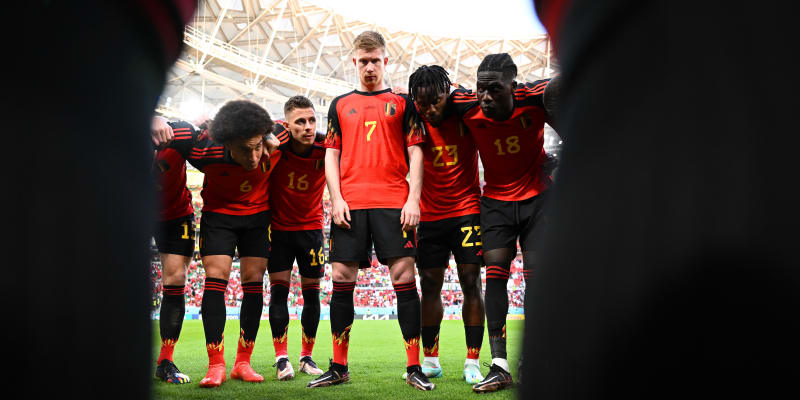 Kevin de Bruyne (uprostřed) před zápasem s Marokem mluvil o tom, že belgický tým už je příliš starý na to, aby vyhrál mistrovství světa.