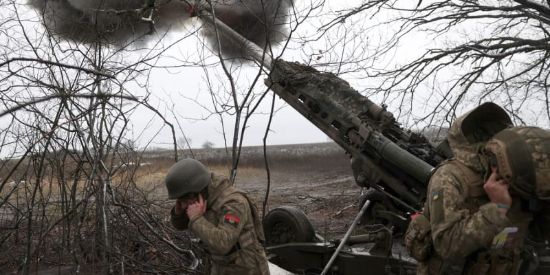 Ukrajinci pálí na ruské pozice z houfnice M777