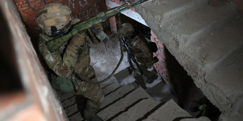 Ukrajinští vojácí trénují v opuštěné budově ve Slovjansku