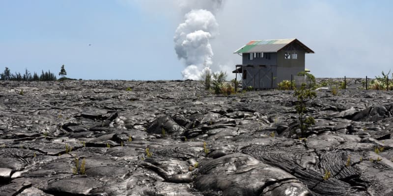 Havajská sopka Mauna Loa vybuchla, poprvé od roku 1984. Láva se zatím nedostává přes její vrchol a obyvatelům na úpatí zatím nehrozí nebezpečí.