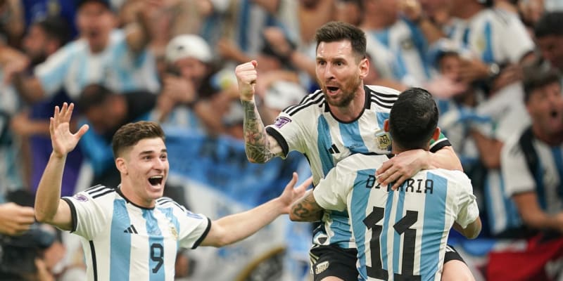 Lionel Messi zahlcený emocemi po gólu proti Mexiku