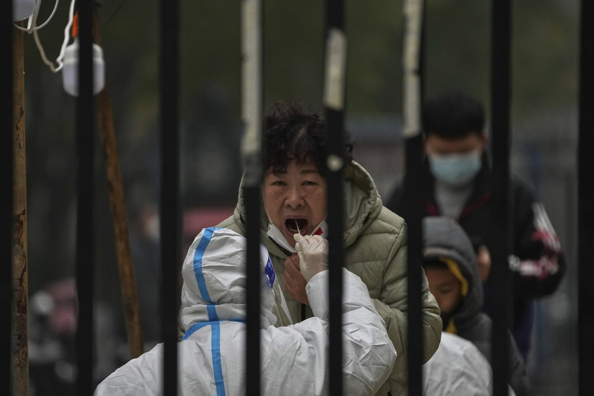 Čína stále ve velkém bojuje s koronavirem.