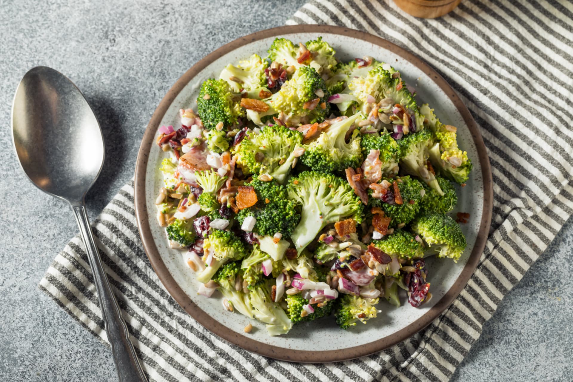 Brokolicový salát s brusinkami