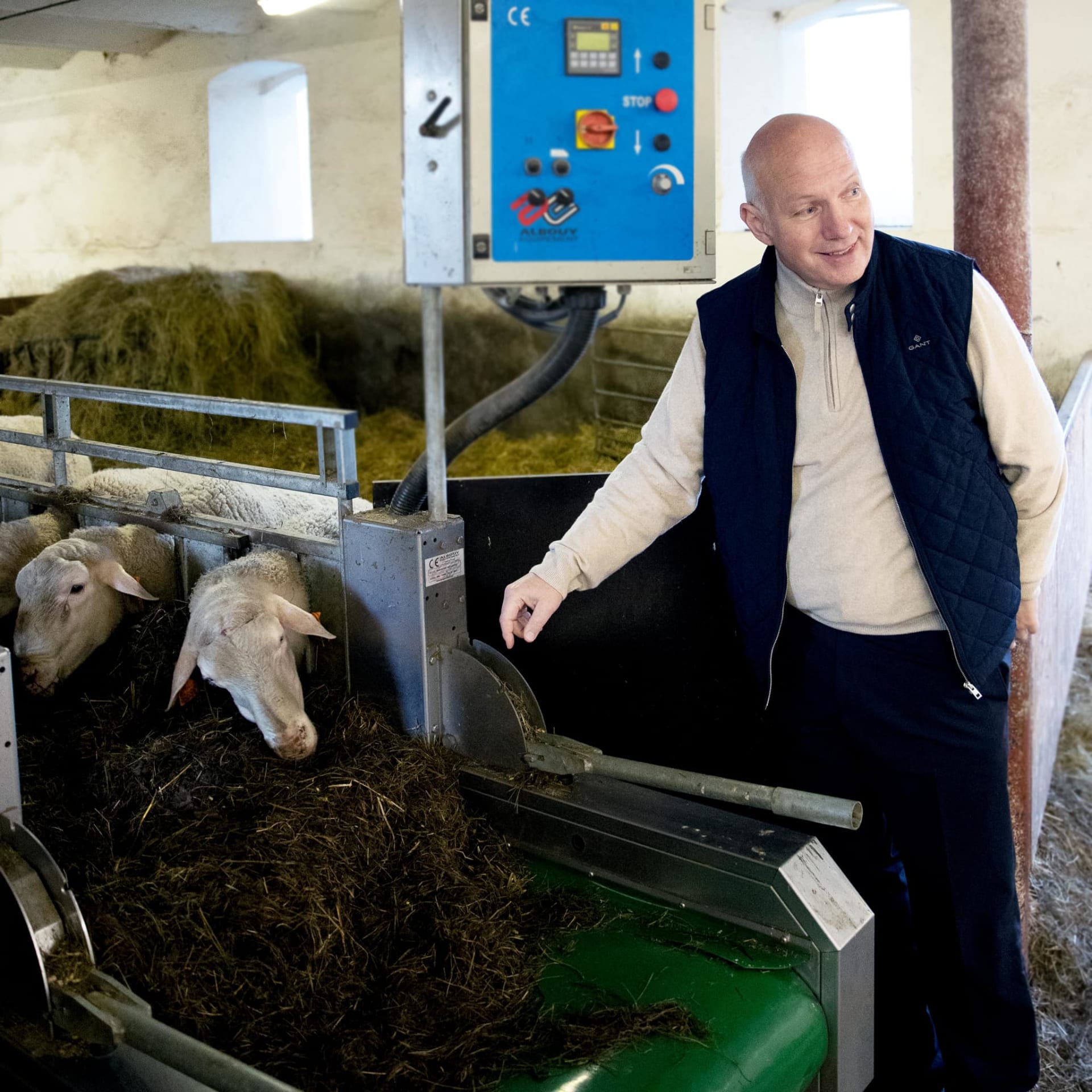Pavel Fischer na návštěvě ovčí farmy.