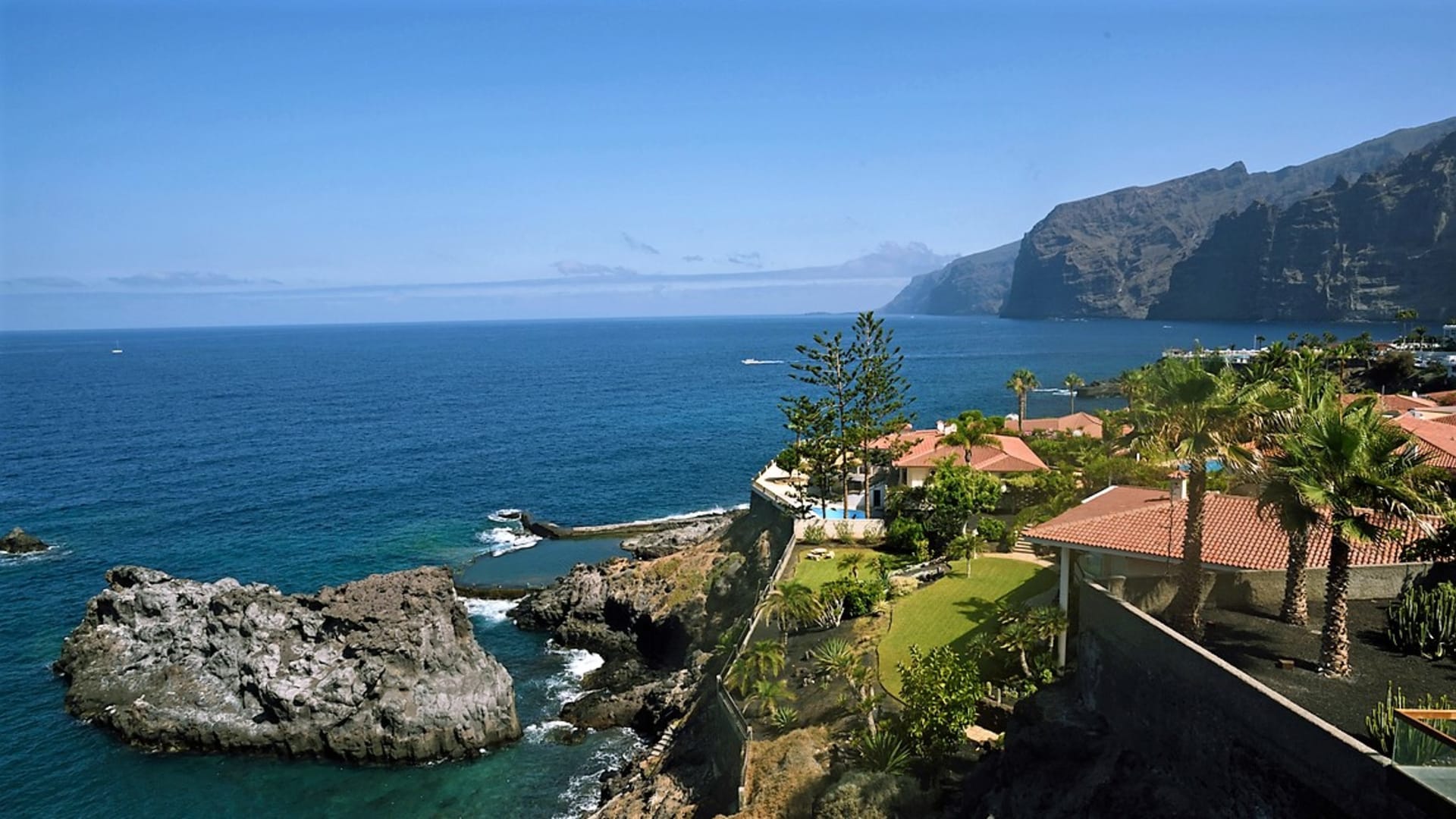 Los Gigantes je oblíbeným turistickým letoviskem na západním pobřeží Tenerife, které se nachází vedle působivého 500 až 800 m vysokého útesu Acantilados de Los Gigantes