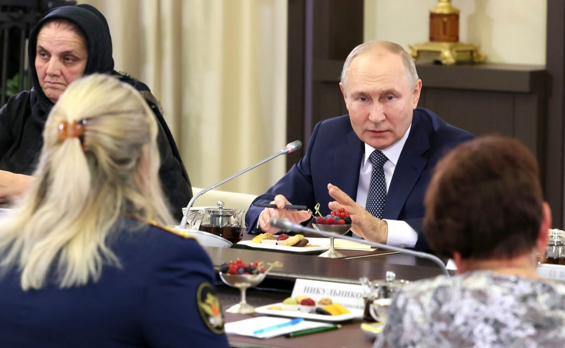 Ruský vládce Vladimir Putin na setkání s údajnými matkami padlých vojáků