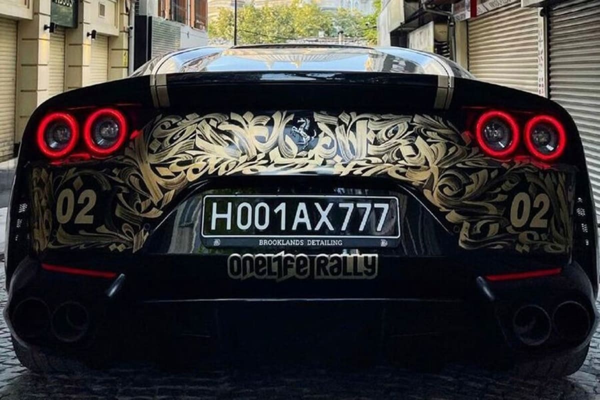 Registrační značka přidělaná na luxusním Ferrari v londýnských ulicích je jednou z mnoha nabízených variant anonymizace původních ruských espézetek.