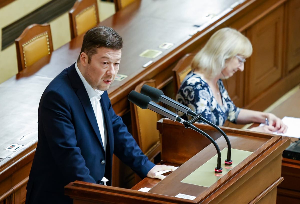 V ostrou hádku se změnila schůze Poslanecké sněmovny ohledně veta prezidenta Miloše Zemana k novele služebního zákona. 