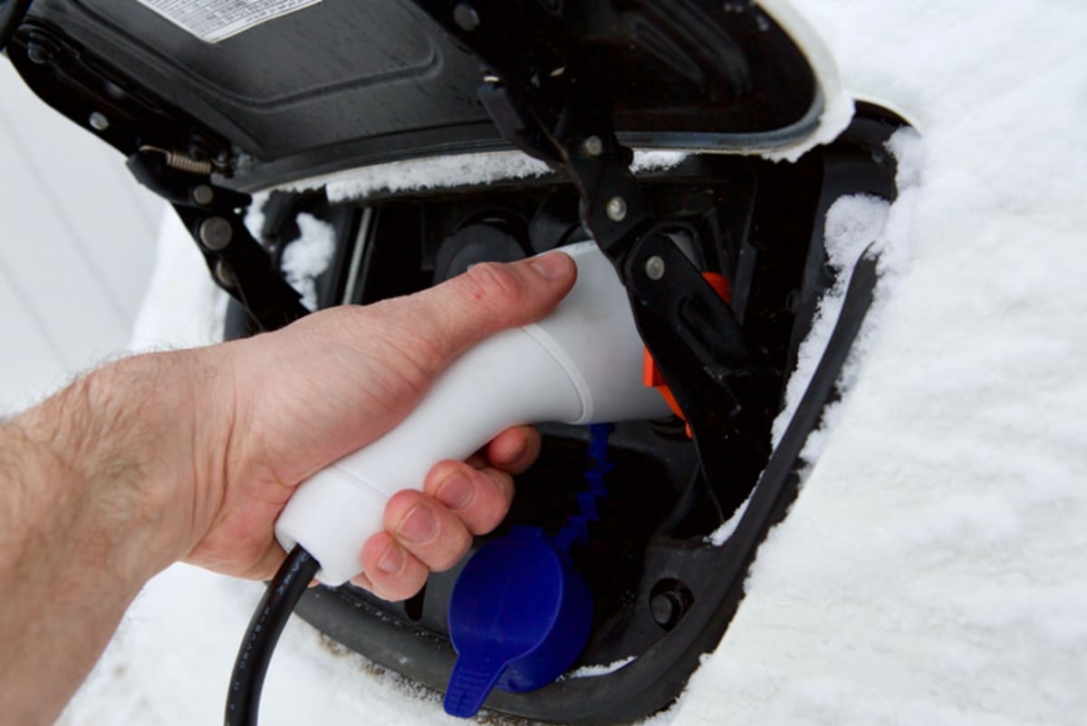 Majitelé elektromobilů musí v zimě k nabíječkám výrazně častěji.