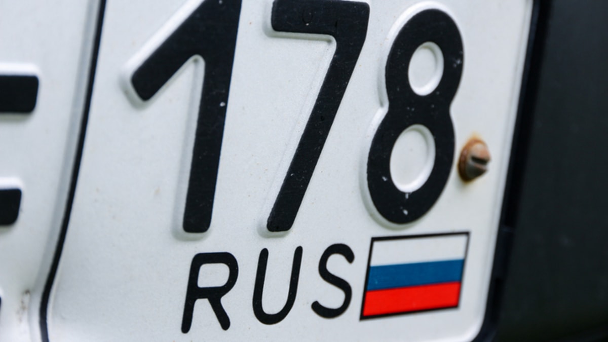 Ruská registrační značka standardně obsahuje číslo správní oblasti, kde byla vydána, v tomto případě St. Petěrburg, a ruskou trikolóru. 