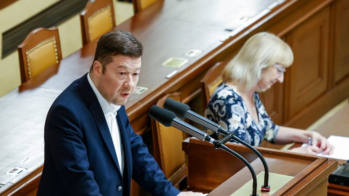 V ostrou hádku se změnila schůze Poslanecké sněmovny ohledně veta prezidenta Miloše Zemana k novele služebního zákona. 