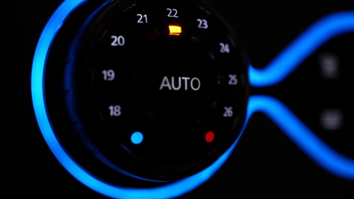 Majitelé elektromobilů by v zájmu o dlouhý dojezd v zimě měli uvažovat o otužování. Topení na komfortní teplotu likviduje kapacitu baterií vysokým tempem. 