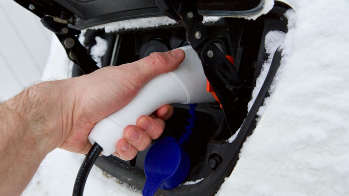 Majitelé elektromobilů musí v zimě k nabíječkám výrazně častěji.