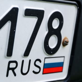 Ruská registrační značka standardně obsahuje číslo správní oblasti, kde byla vydána, v tomto případě St. Petěrburg, a ruskou trikolóru. 