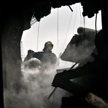 Na snímku je záchranář při likvidaci následků ruského raketového útoku, při kterém byl zničen obchodní podnik v Záporoží na jihovýchodě Ukrajiny. 