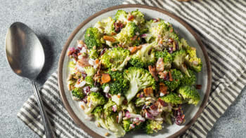 Brokolicový salát s brusinkami za 10 minut. Odlehčete jídelníček během svátků