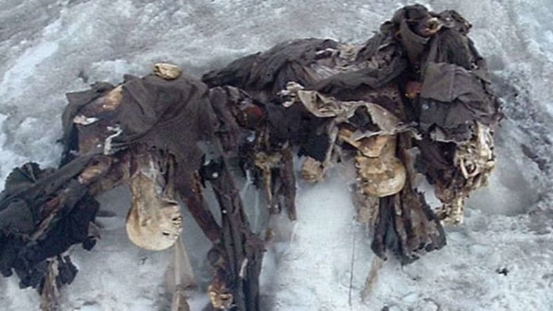 Tři mumie visící z ledu