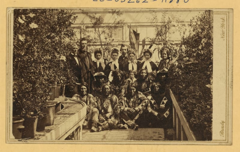 Snímek ze setkání indiánských náčelníků ve Washingtonu. Druhý sedící zprava je Štíhlý medvěd