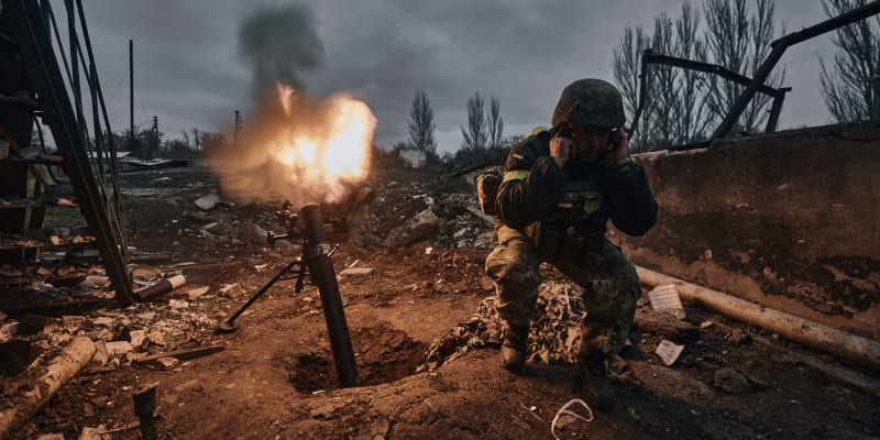 Ukrajinský voják s minometem bojuje v okolí Bachmutu.