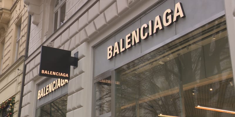 Na módní značku Balenciaga se hrne kritika.