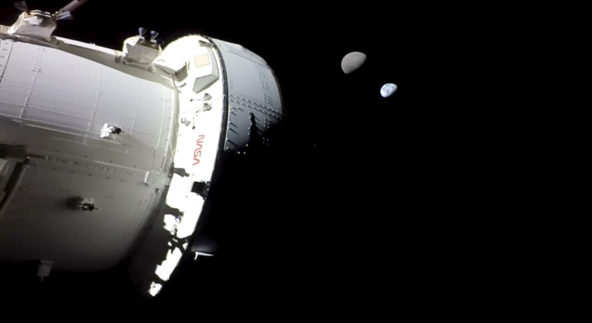 Loď Orion se zatím dostala ze všech plavidel určených pro lidskou posádku nejdále od Země