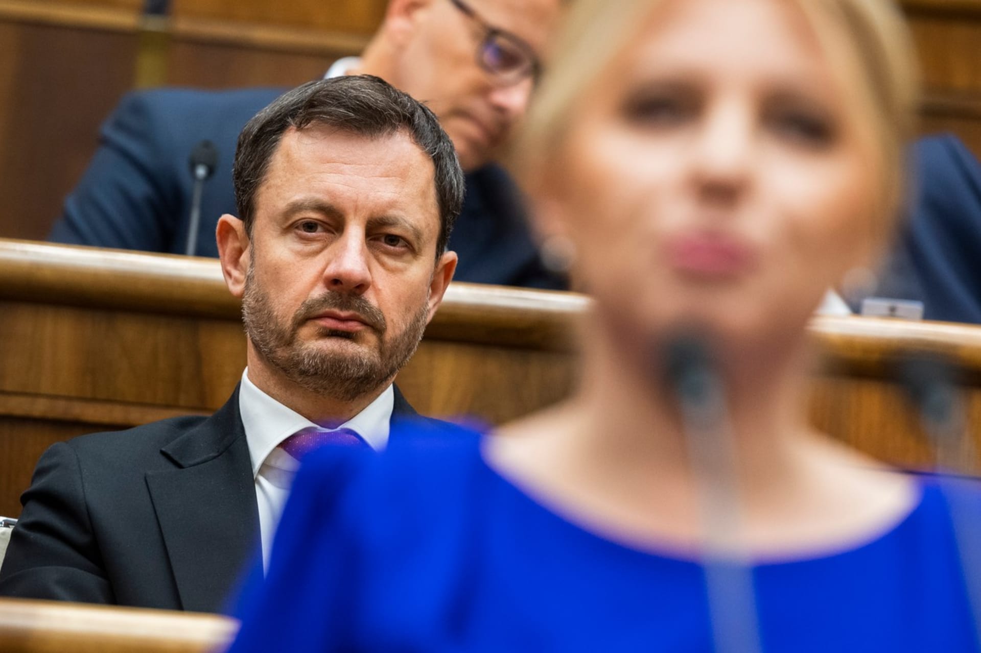 Slovenský premiér Eduard Heger poslouchá projev prezidentky Zuzany Čaputové.