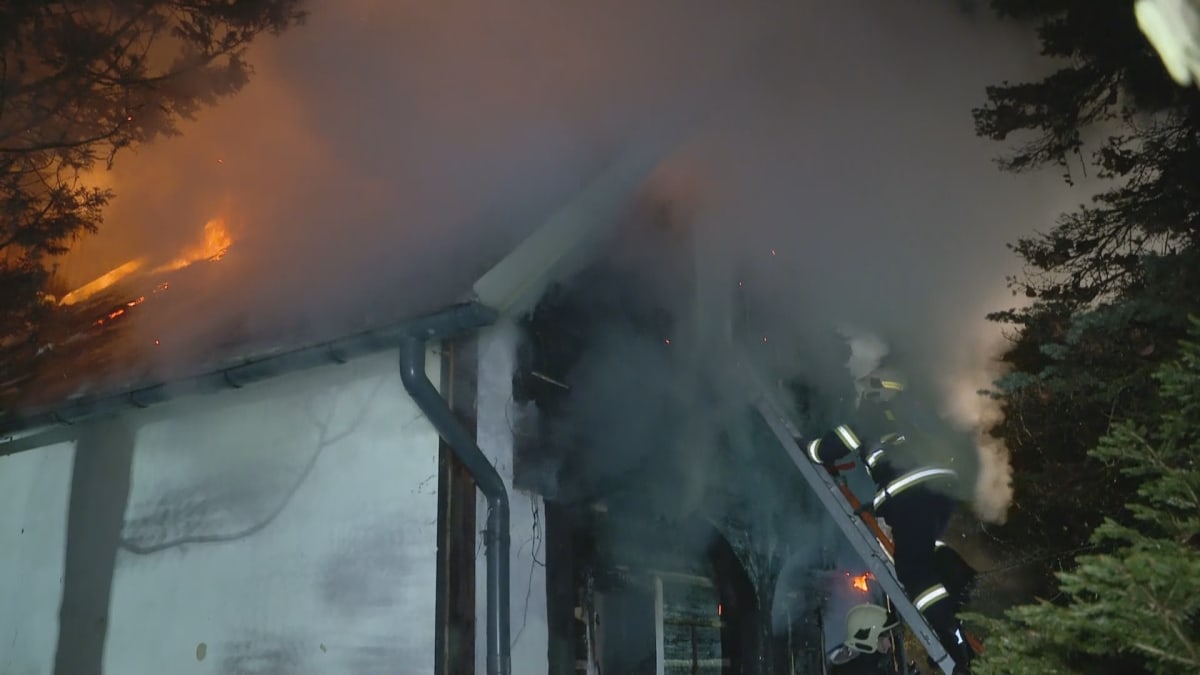 Dobrovolný hasič zemřel při likvidaci požáru roubeného domu v Novém Boru (30. 11. 2022).