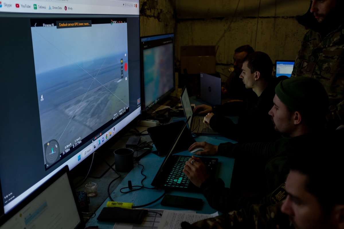 Ukrajinci sledují v přímém přenosu útok dronem.