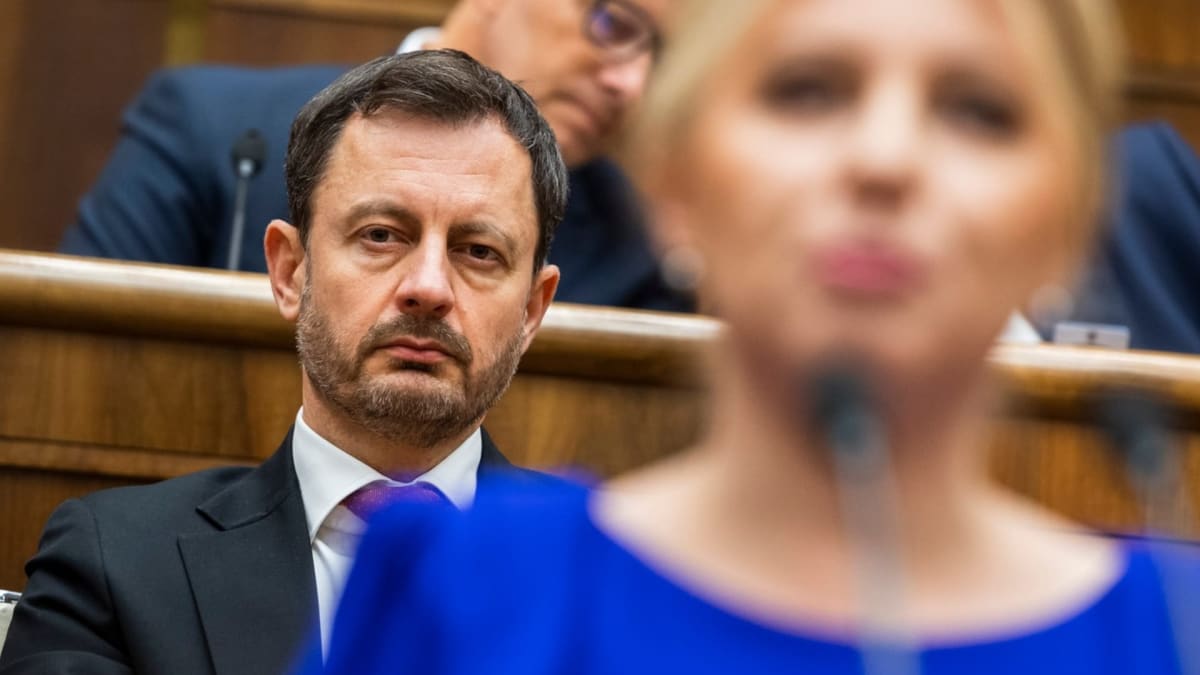 Slovenský premiér Eduard Heger poslouchá projev prezidentky Zuzany Čaputové.
