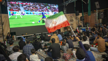 Bizarní scény z Íránu. Proč lidé slavili i s ohňostroji porážku vlastní reprezentace?